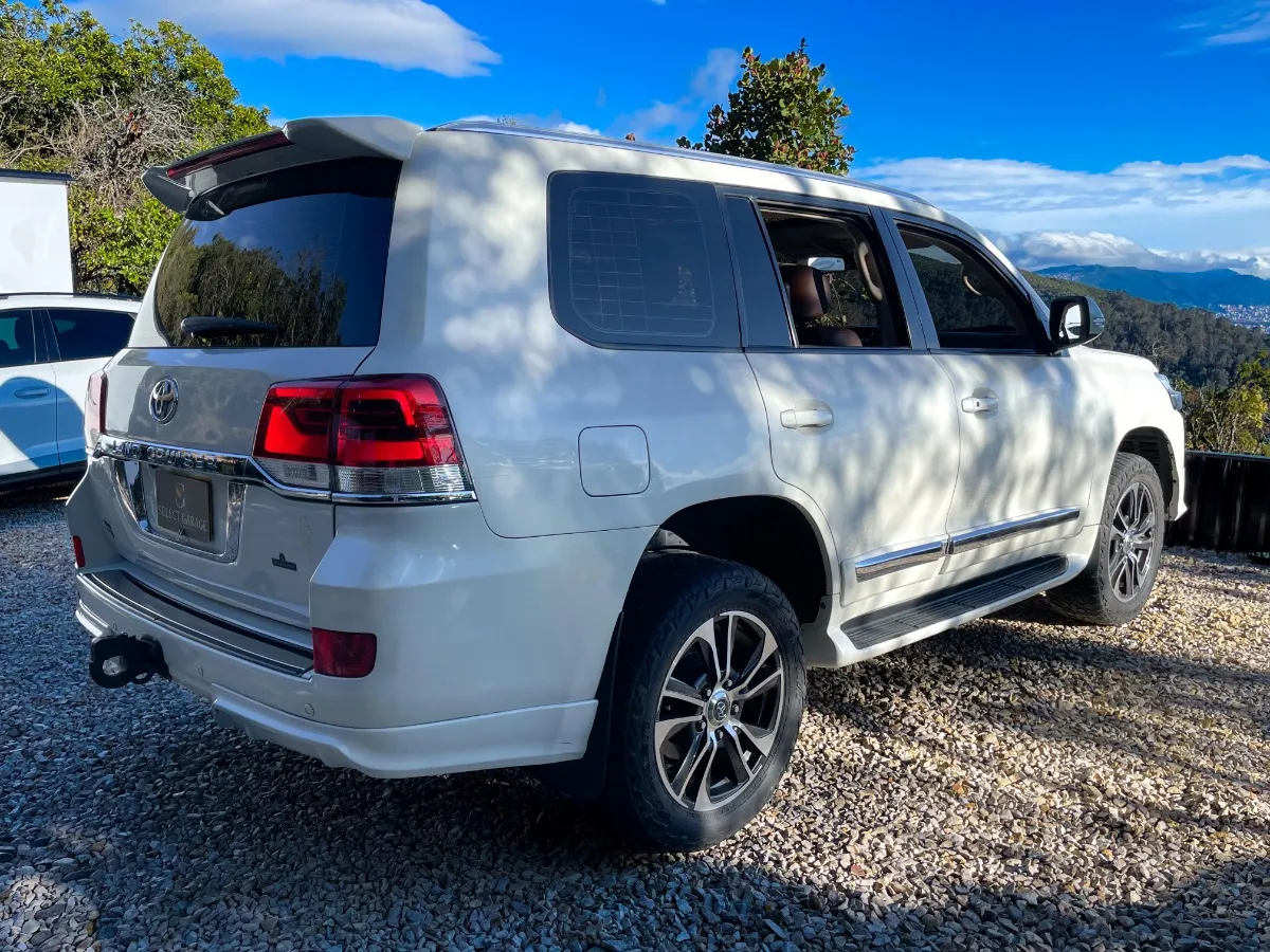 TOYOTA LAND CRUISER 200 GRX 2015