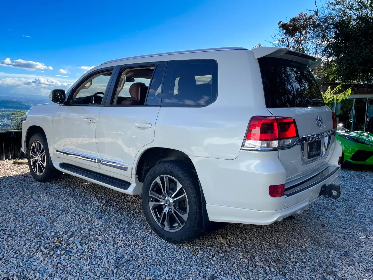 TOYOTA LAND CRUISER 200 GRX 2015