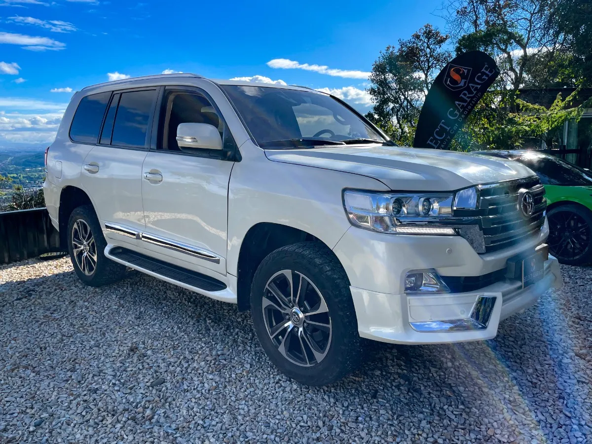 TOYOTA LAND CRUISER 200 GRX 2015