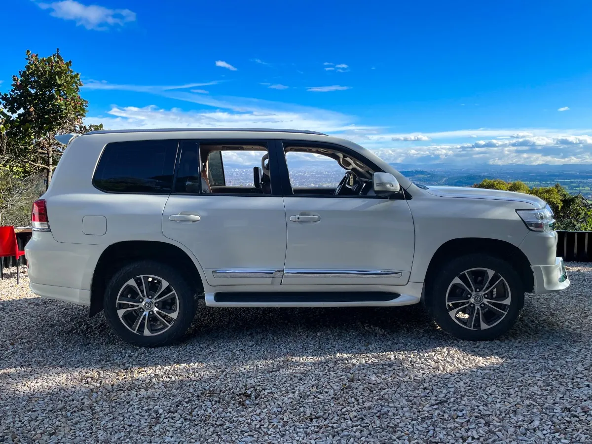 TOYOTA LAND CRUISER 200 GRX 2015