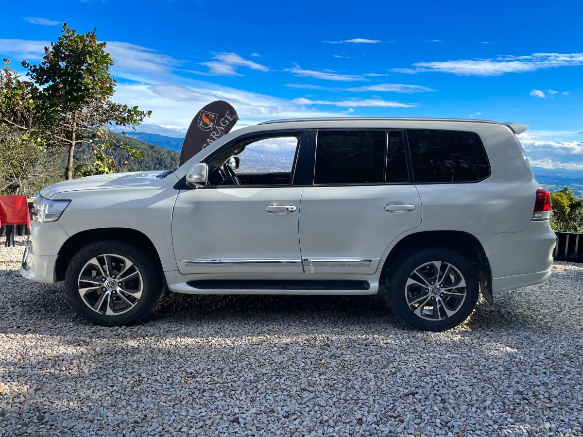 TOYOTA LAND CRUISER 200 GRX 2015